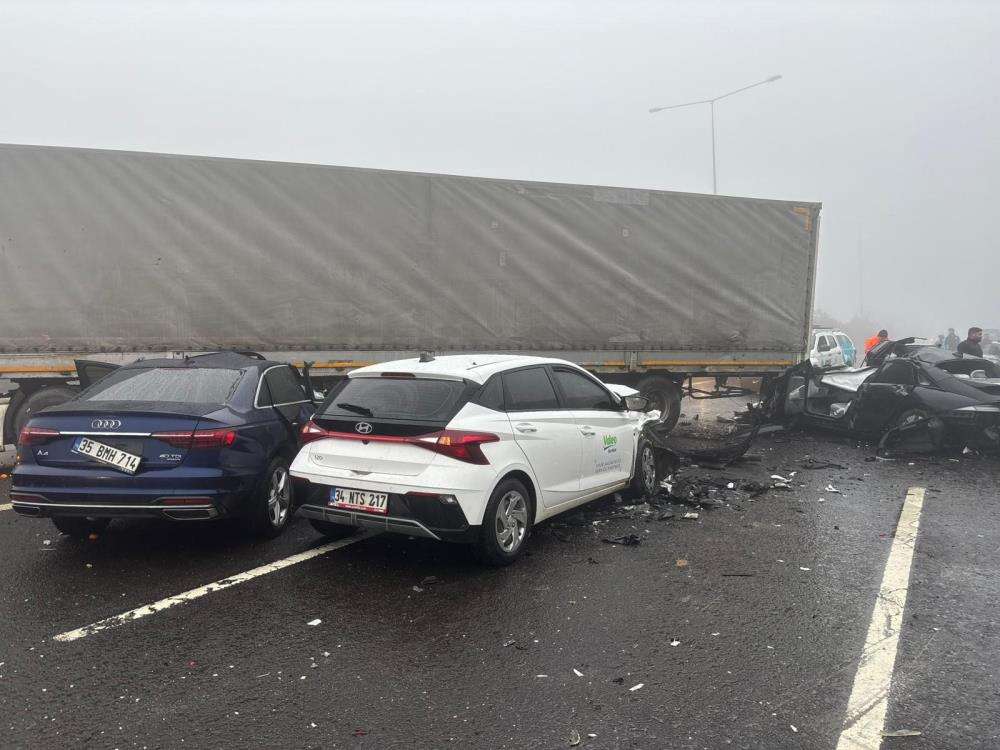 Yoğun sis zincirleme kazaya yol açtı! 2 ölü, çok sayıda yaralı var 1